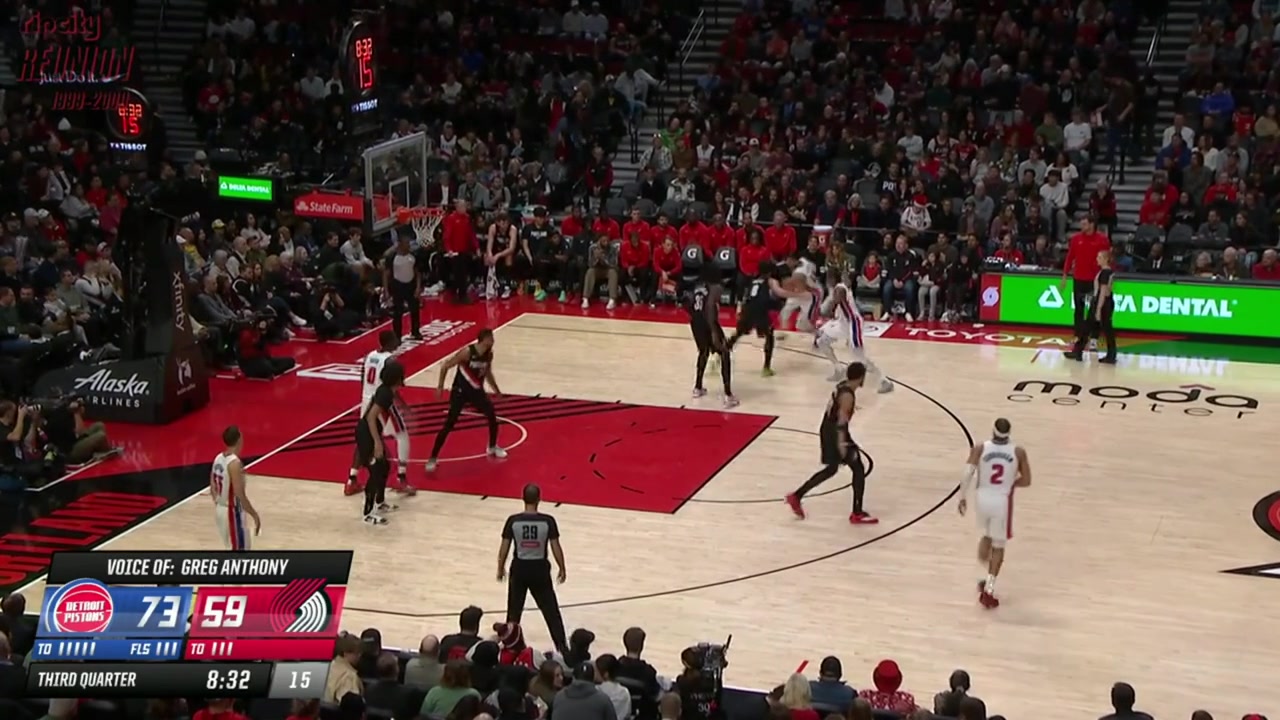 Shaedon Sharpe with the steal and the double clutch fastbreak dunk for the And-1 with replays