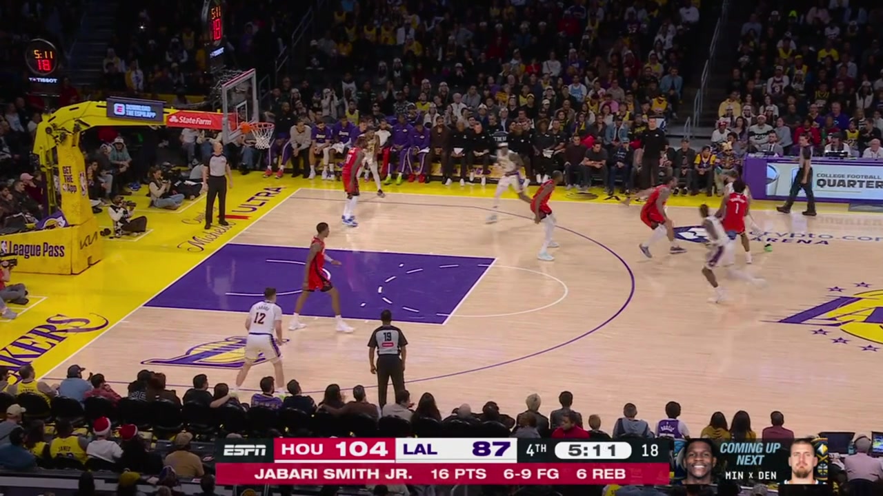 Deandre Ayton manages to tap in the alley-oop pass by Luka Doncic to give him 10 points
