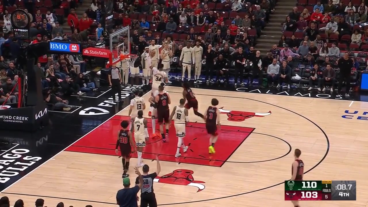 Giannis throws down the Windmill jam with the game already sealed and a scuffle ensues