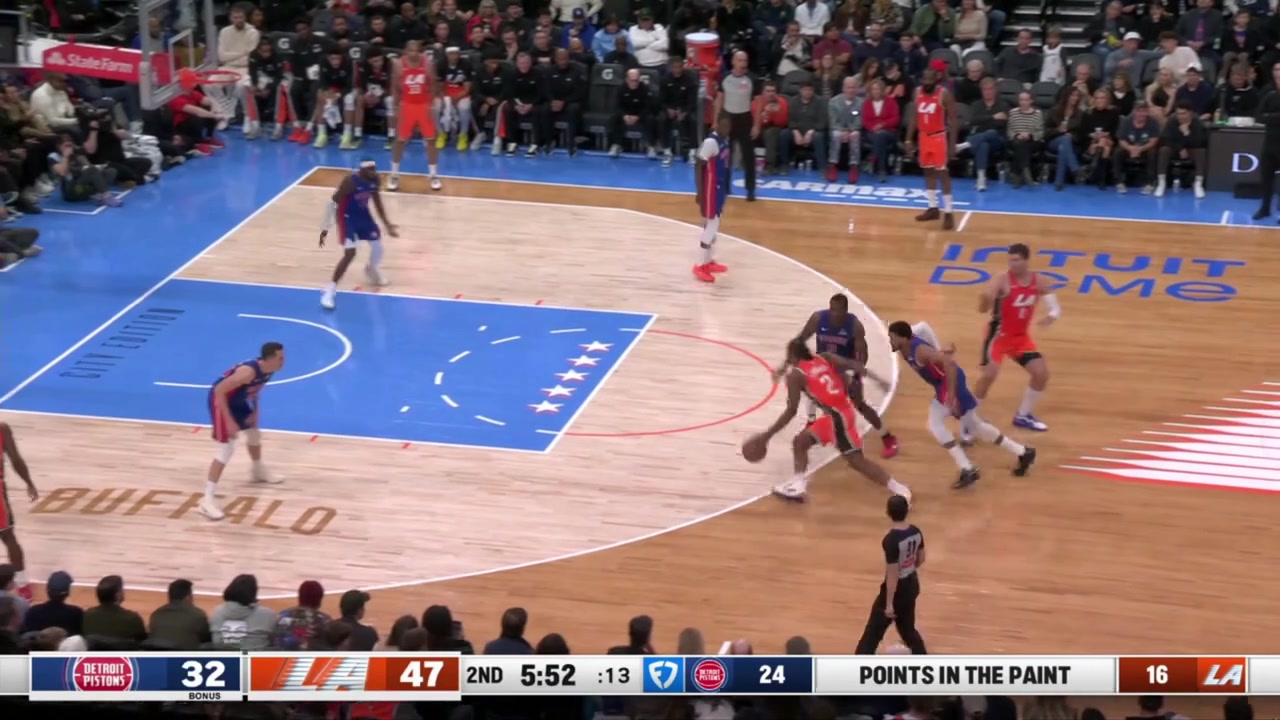 Kawhi Leonard with a drive and a crafty layup for 14 points
