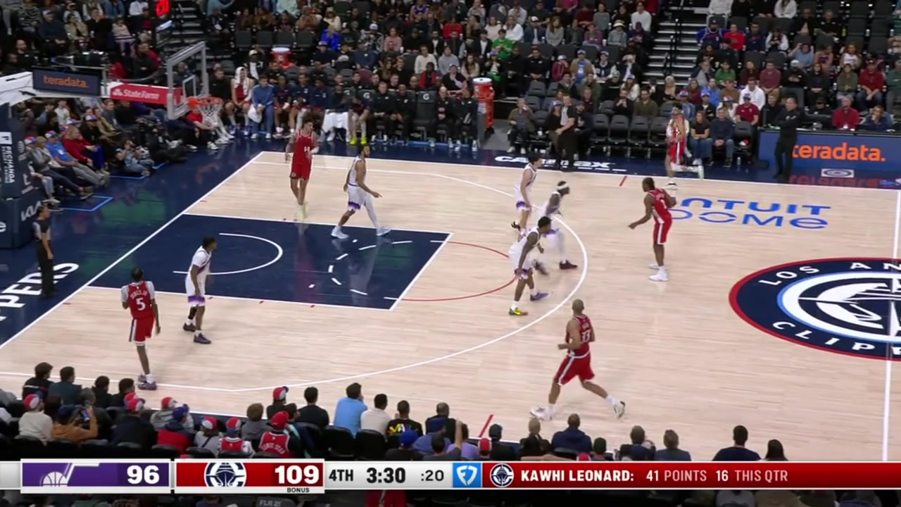 Kawhi Leonard with another jumper in the 4th quarter to give him 43 points