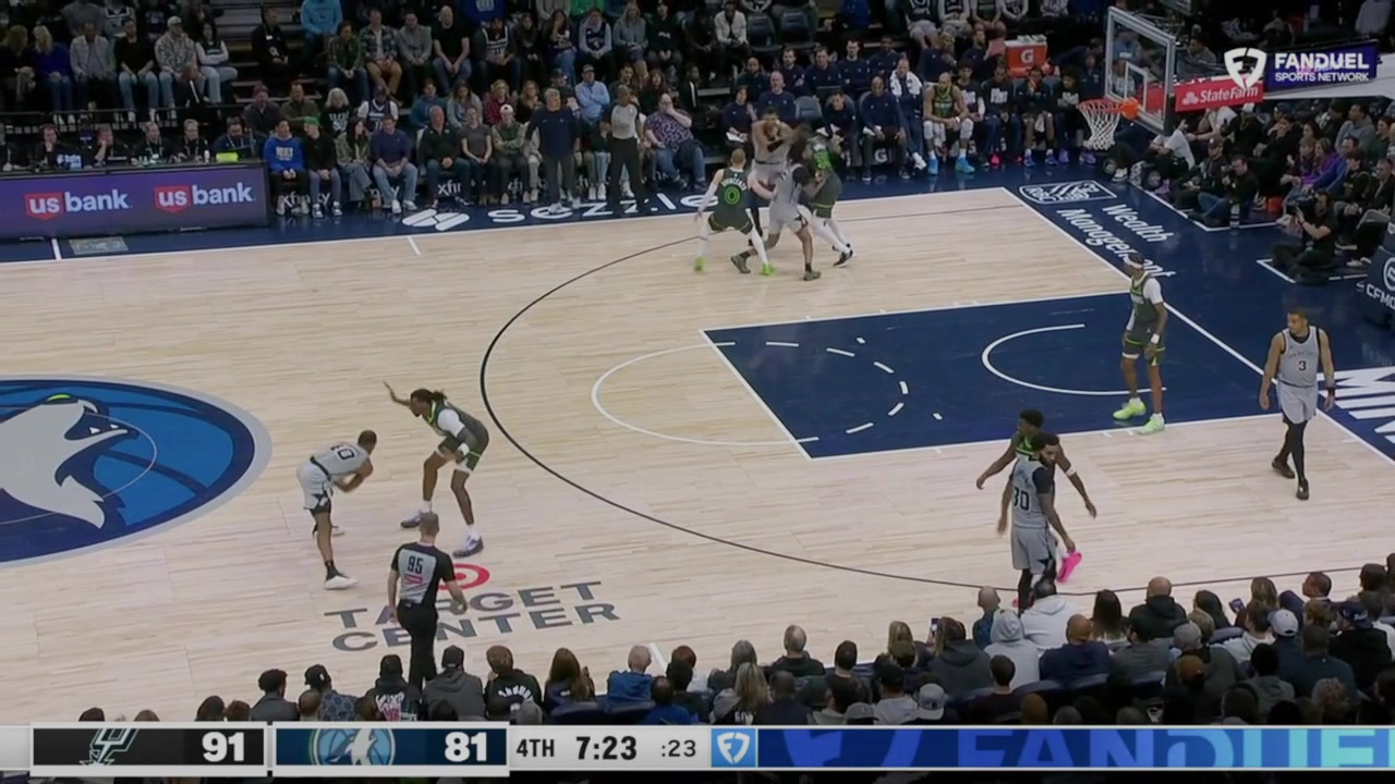 Julius Randle puts the clamps on Wemby and makes him sit down out of bounds for the turnover
