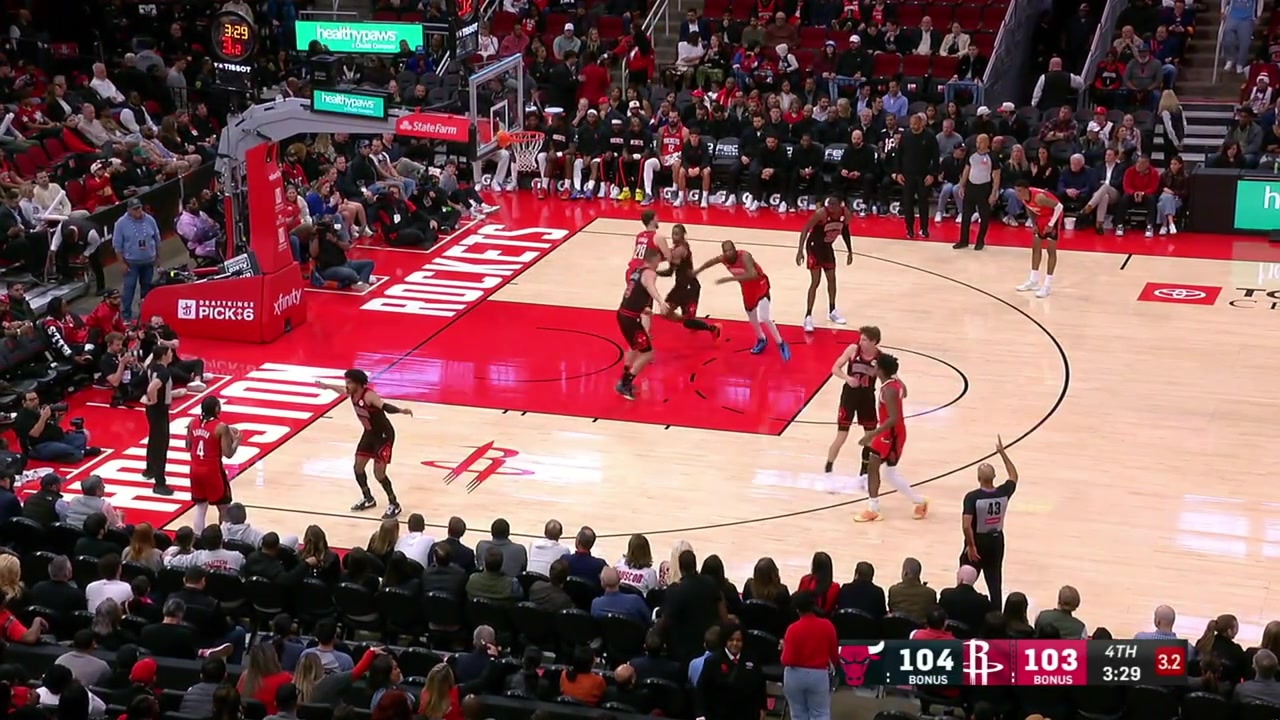 Kevin Durant dunks with authority against the Bulls with replays