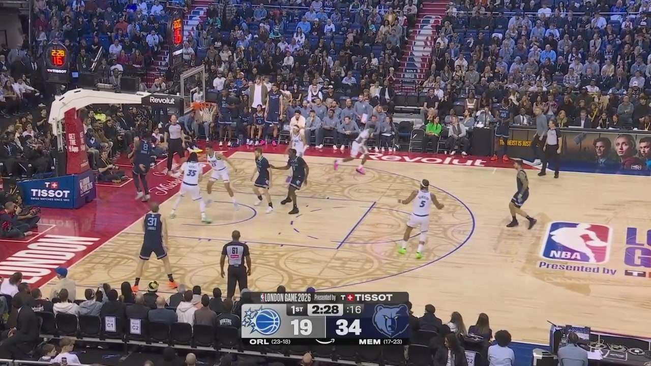 Paolo Banchero misses the easy fastbreak dunk gets denied by the rim