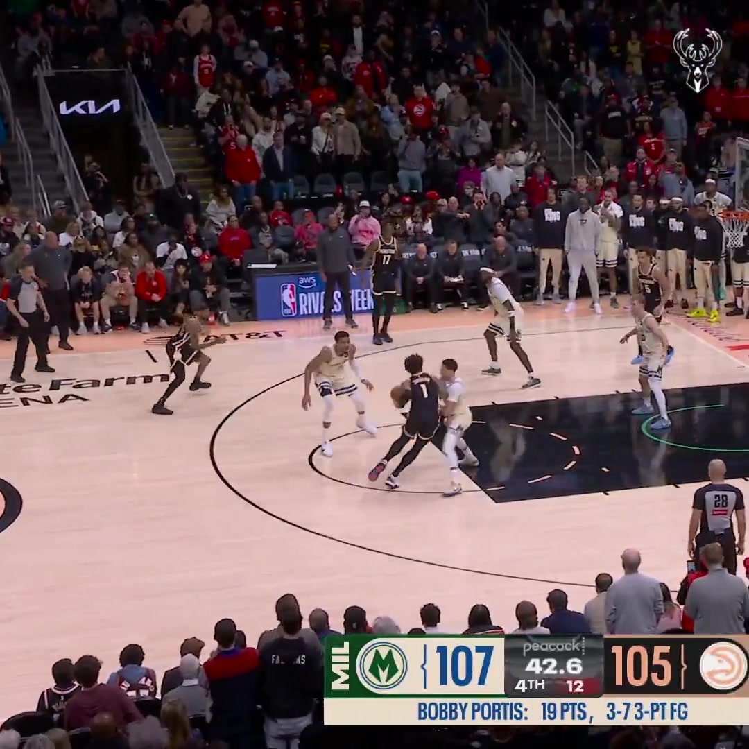 Giannis comes up with the deflection and gets the bucket late in the 4th quarter