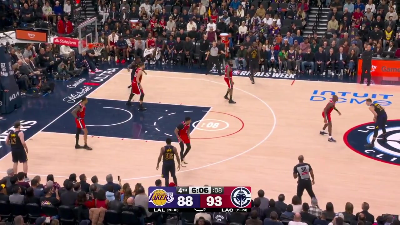 Luka Doncic with the diffcult fadeway 3 on one leg to beat the shot clock and James Harden with a triple at the other end with replays Multi-broadcast - ENESPT