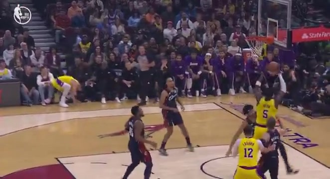 Injury Luka Doni hurts himself on the Cavaliers raised court