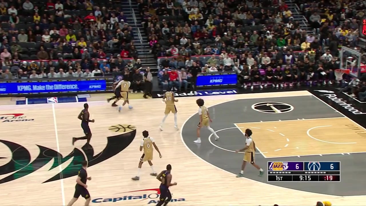 Luka Doni throws the lob to Deandre Ayton for the jam