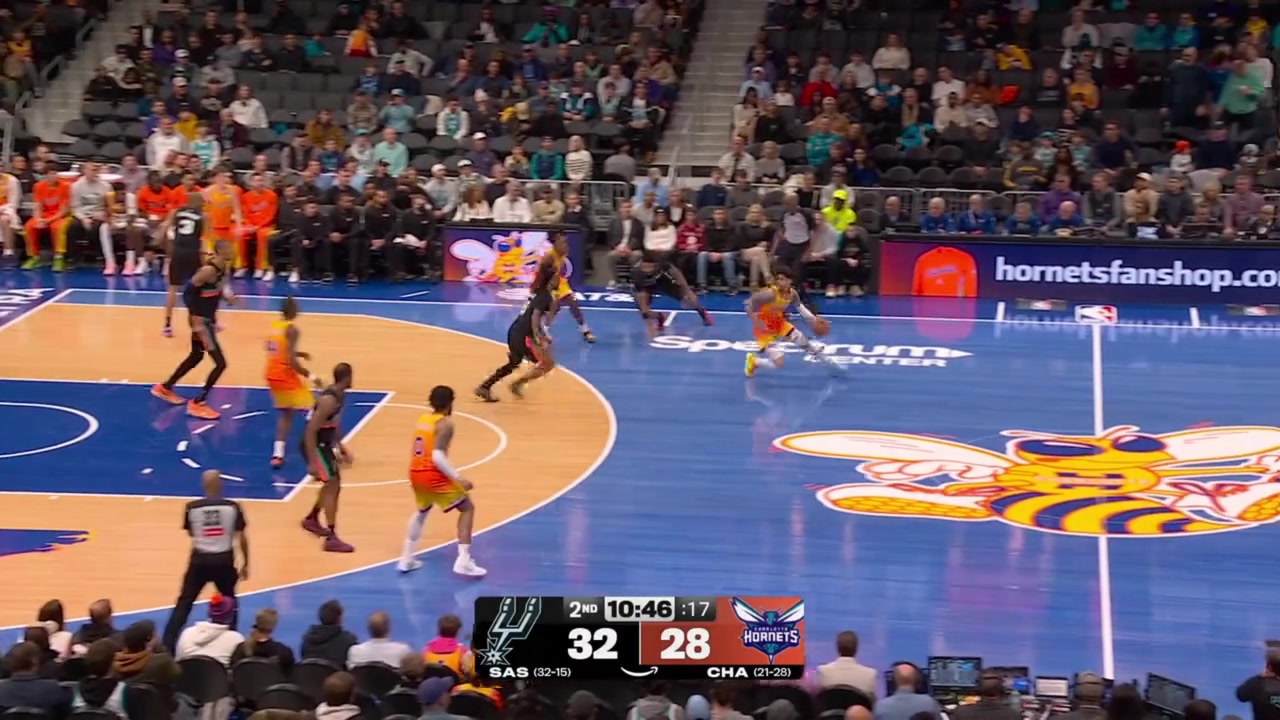 Keldon Johnson forces the turnover leading to a Harper fast-break slam during the Spurs' 12-4 run