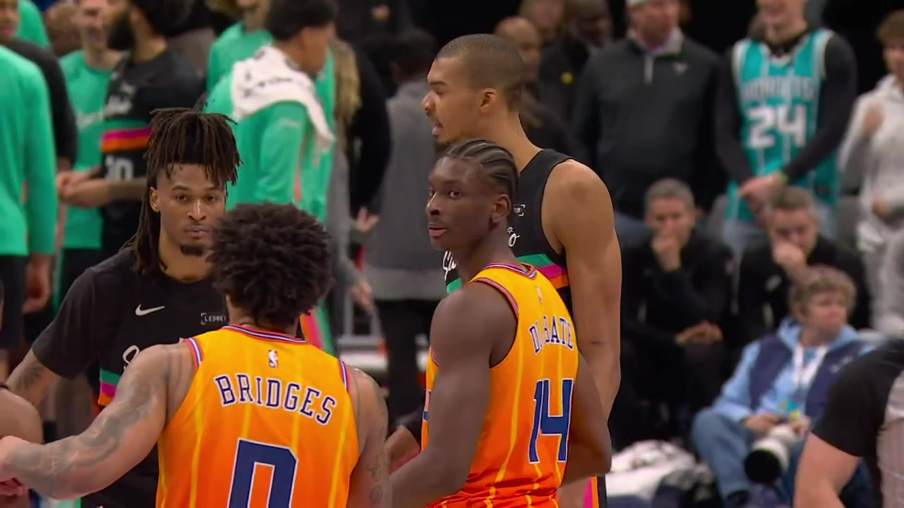 Lowlight Victor Wembanyama wins the jump ball and then misses the potential game-tying 3