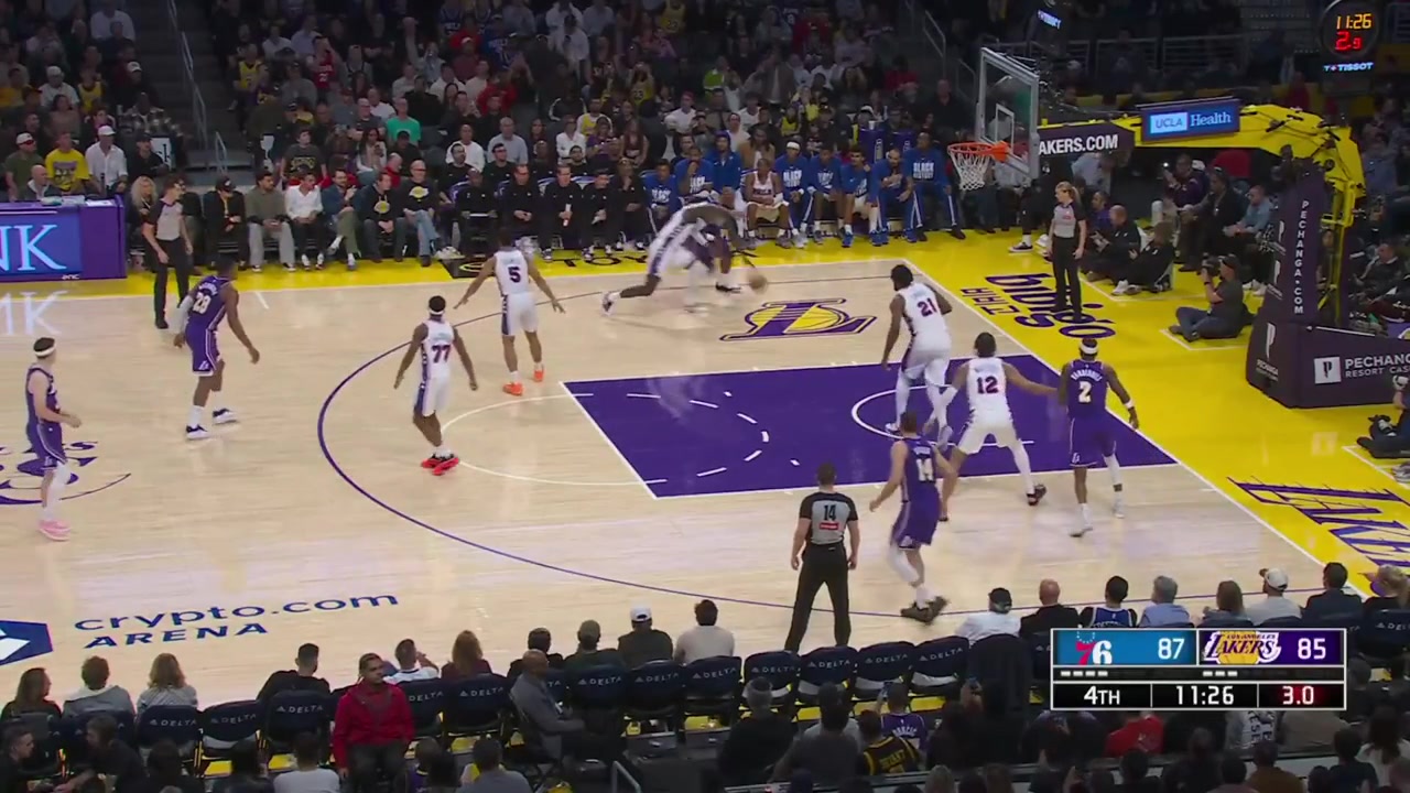 Austin Reaves takes the grenade from Kleber and sinks the deep 3 to beat the clock