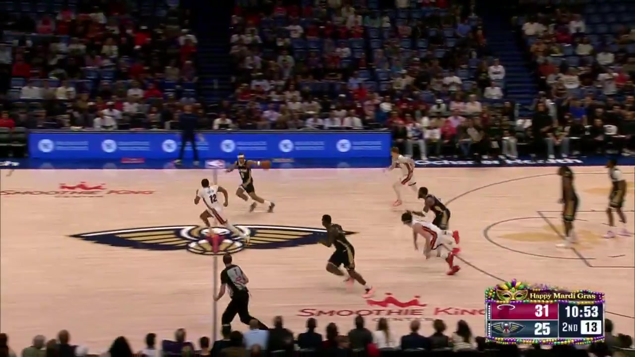 Zion Williamson throws down a ferocious dunk