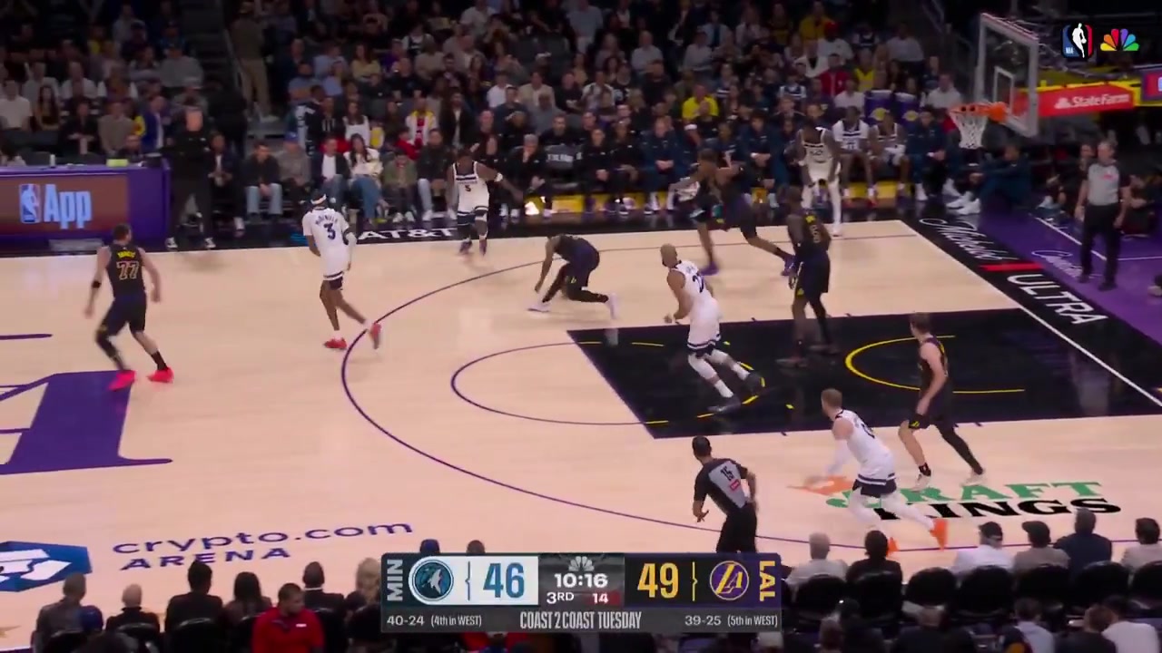 Luka Doni smoothly turns a shot attempt into an alley-oop for Hachimura