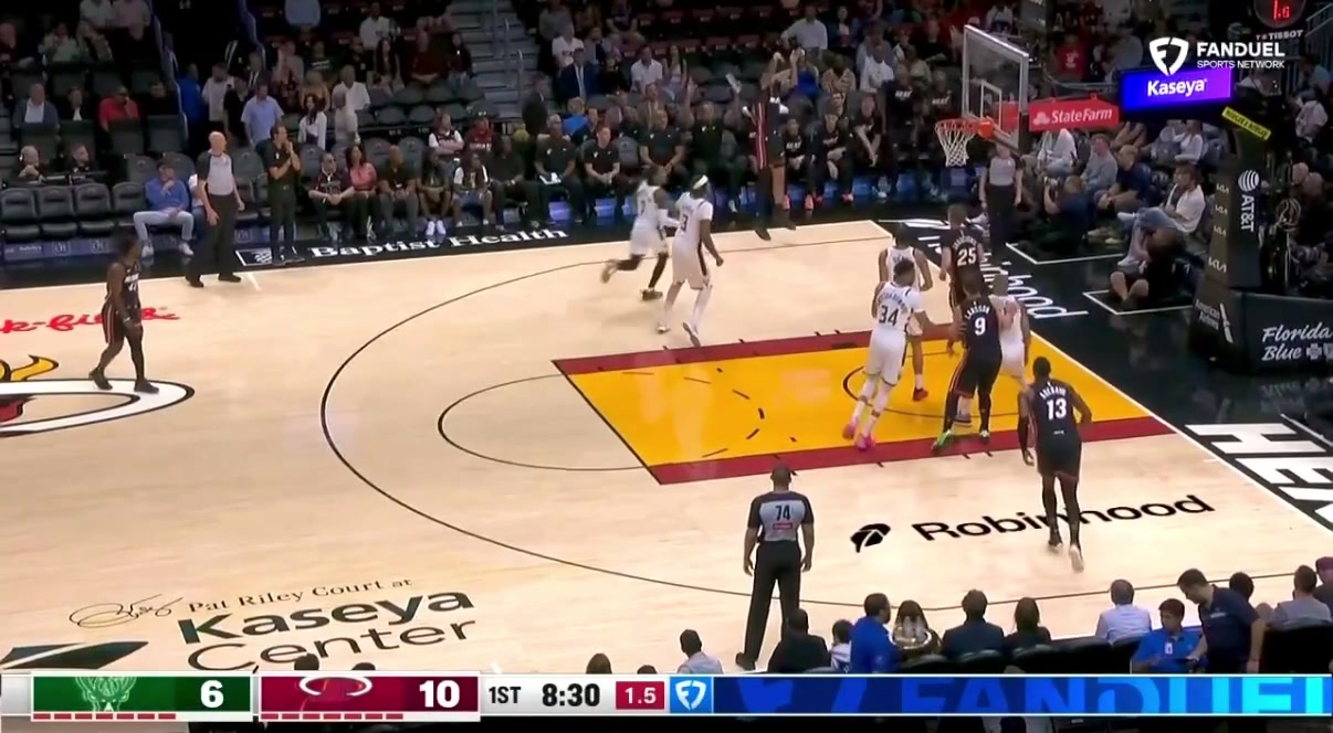 No-look pass by Kevin Porter Jr leads to transition dunk by Giannis