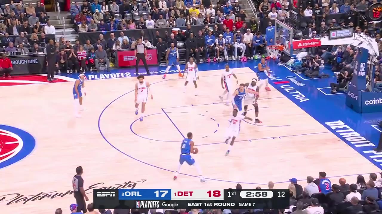 Mo Wagner hits a corner 3 and signals something to a Pistons fan with replays
