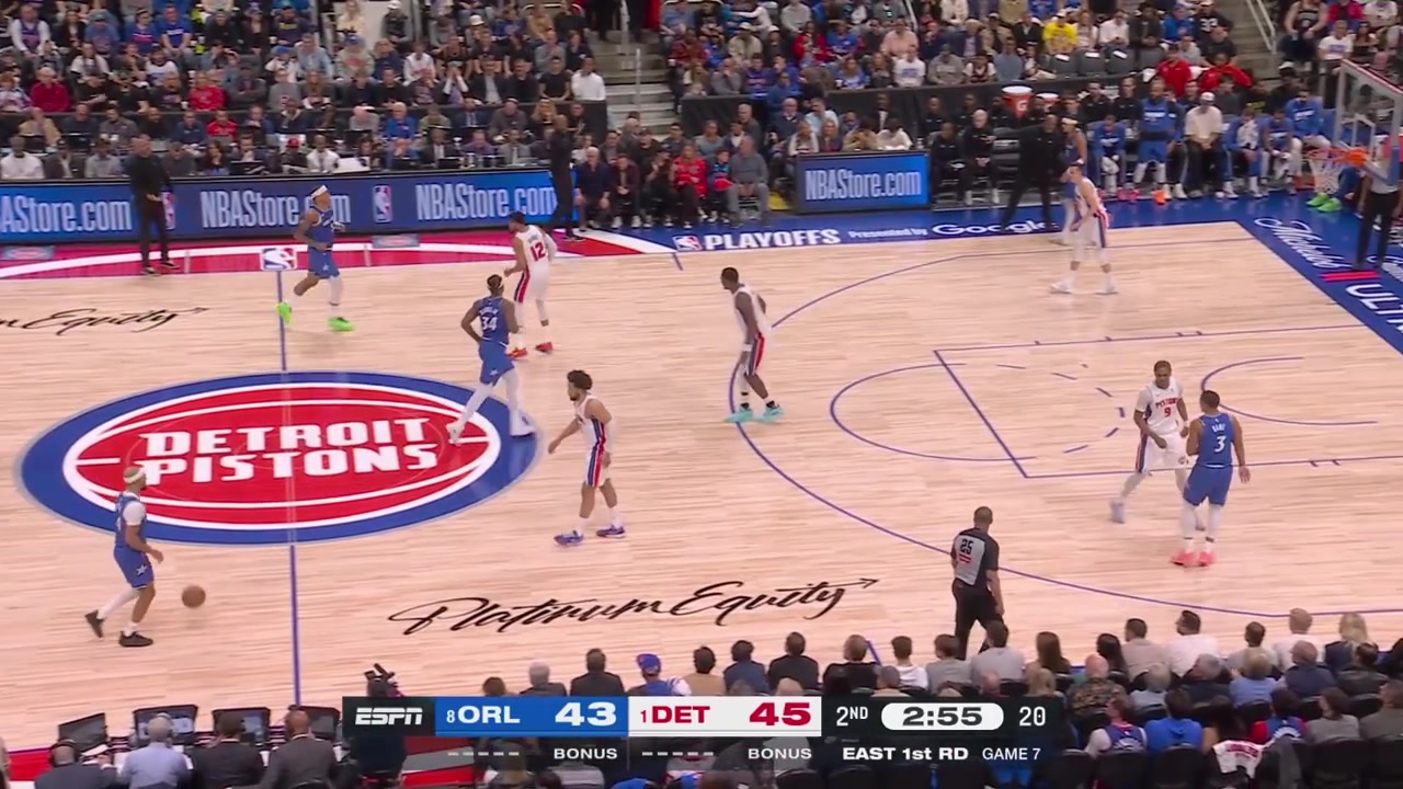 Paolo Banchero hits a jumper over two defenders to give him 21 points