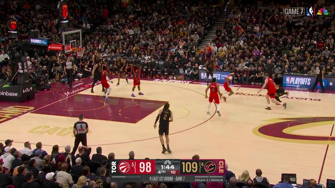 Max Strus hits a 3 and the Cleveland fans begin to celebrate a series victory