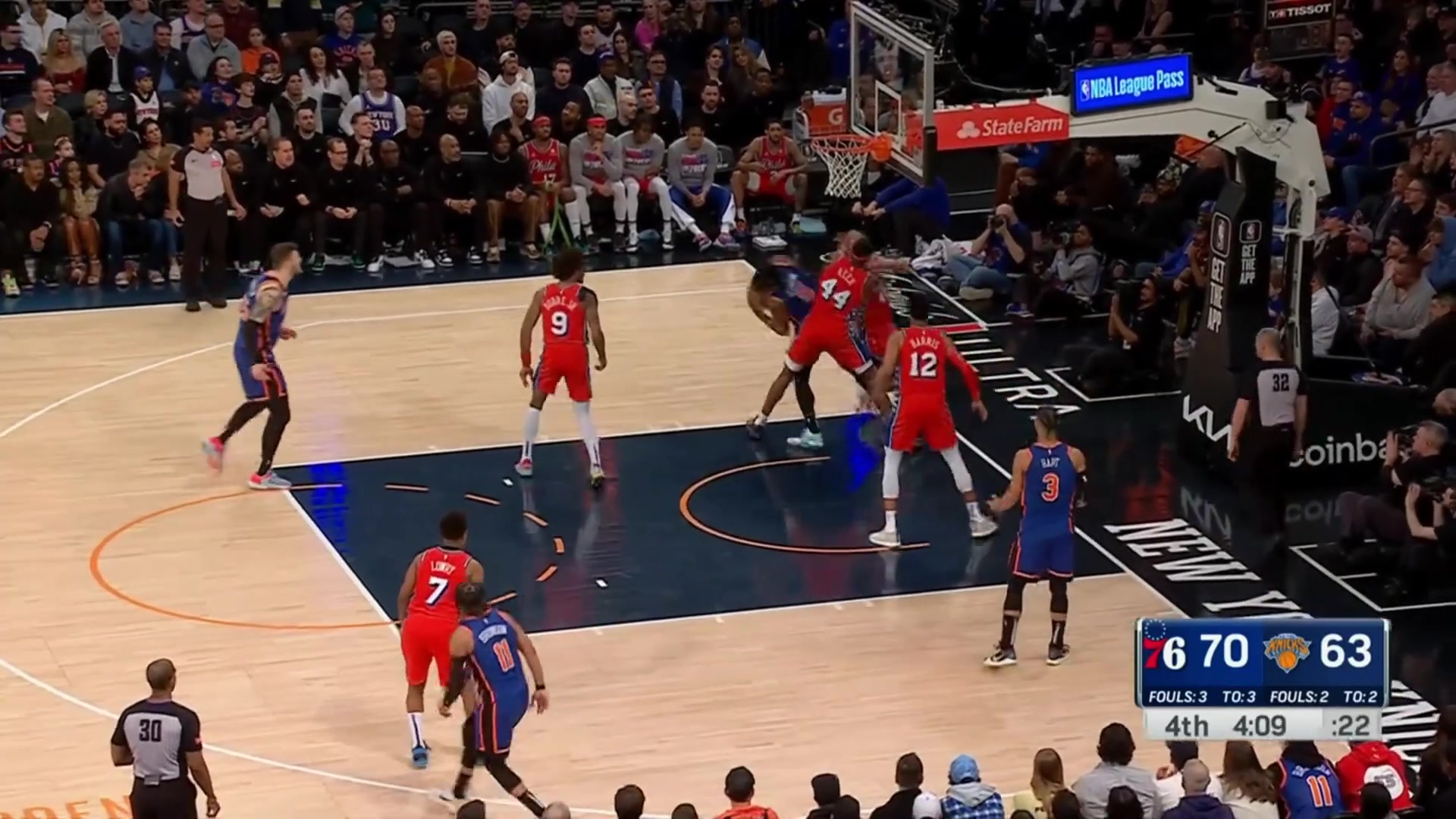 Knicks' Donte DiVincenzo performs a single leg takedown on Sixers' Kelly Oubre