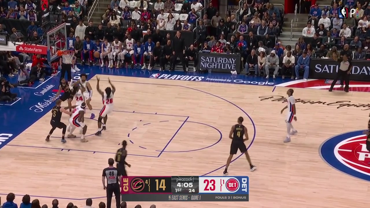 Daniss Jenkins easily goes around the Cavaliers' defense and scores the layup with a replay