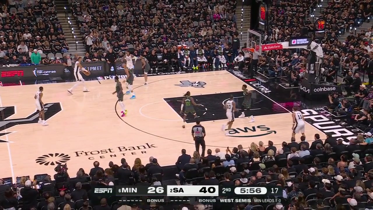 Wemby sets up and drills a 3 from downtown