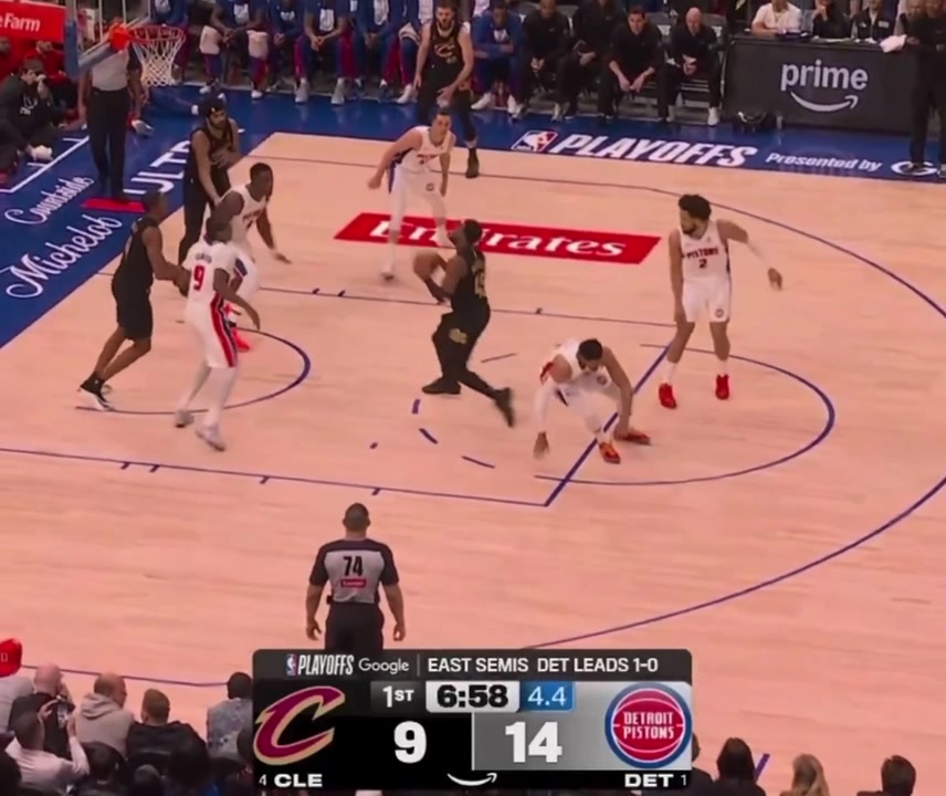 Spida makes Tobias Harris touch the floor and injures his hip