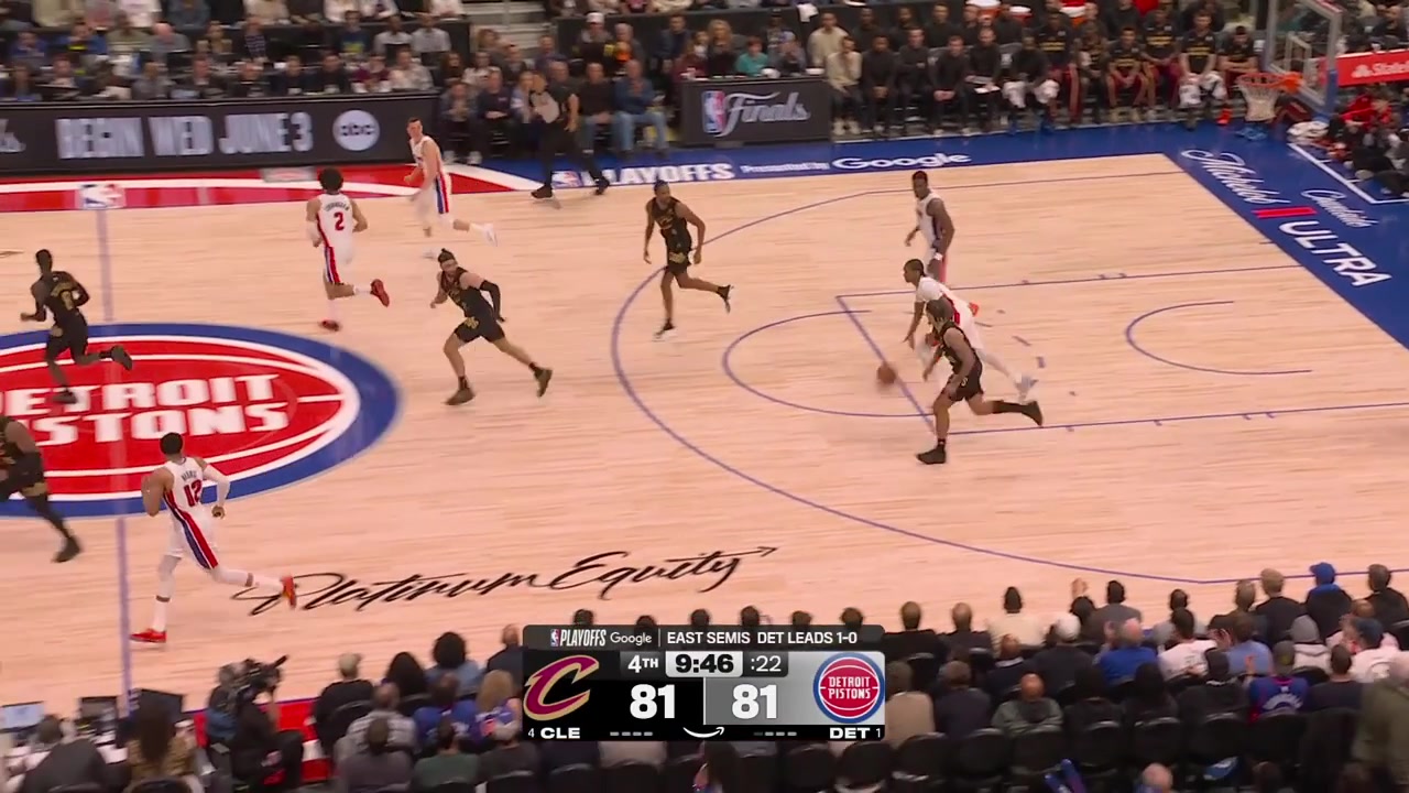 Duncan Robinson hits the deep 3