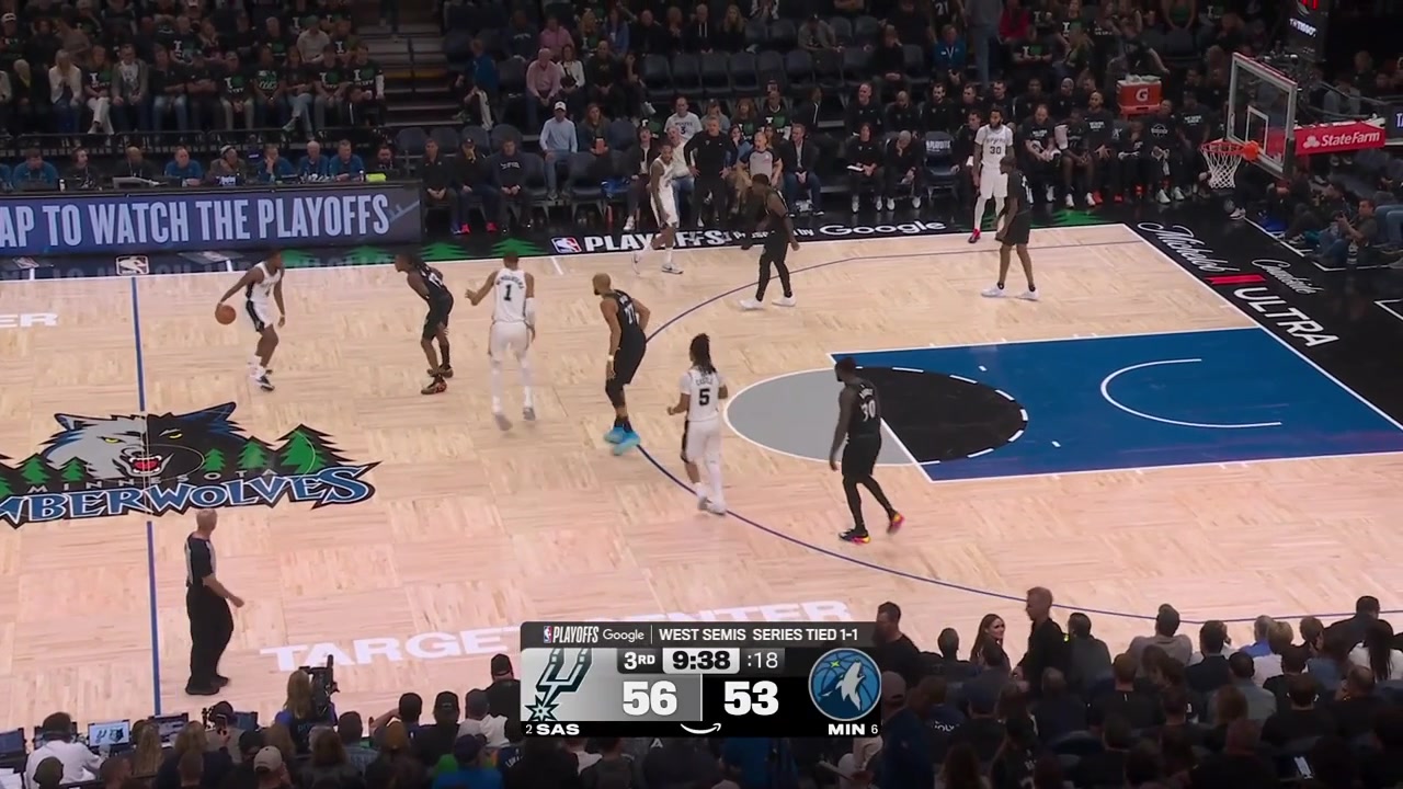 Victor Wembanyama hits the wide open 3 to give him 19 points putting the Spurs up 6