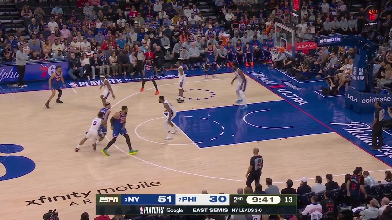 Karl-Anthony Towns finds Josh Hart for the cutting floater with a replayKAT with his 8th assist with just a little over 2 minutes into the 2nd quarter as the Knicks go up 23