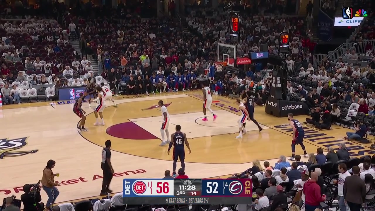 Donovan Mitchell goes on an 8-0 private run to start the 2nd half after he has been struggling in the 1st one with replays The Pistons take a timeout