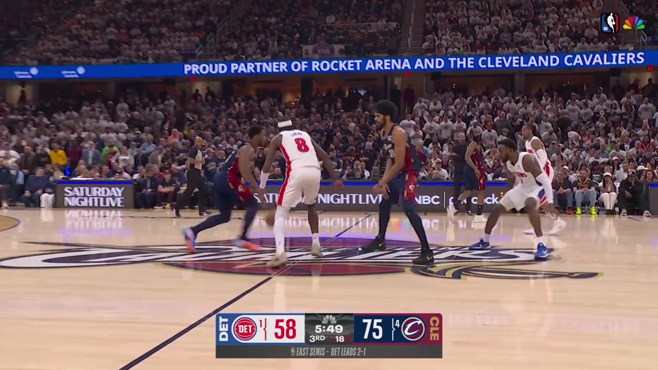 Donovan Mitchell continues to score more buckets giving him 21 points in the first 7 minutes of the 3rd quarter 25 points in total and that's after one point was deduced from him due to stepping on the line
