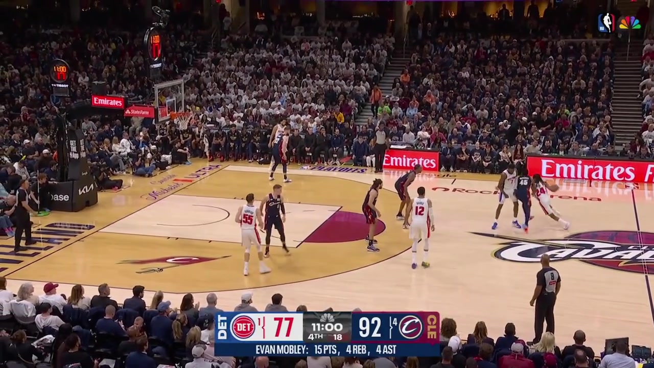 Evan Mobley with the block and Donovan Mitchell goes on a 1v5 fastbreak and scores the layup