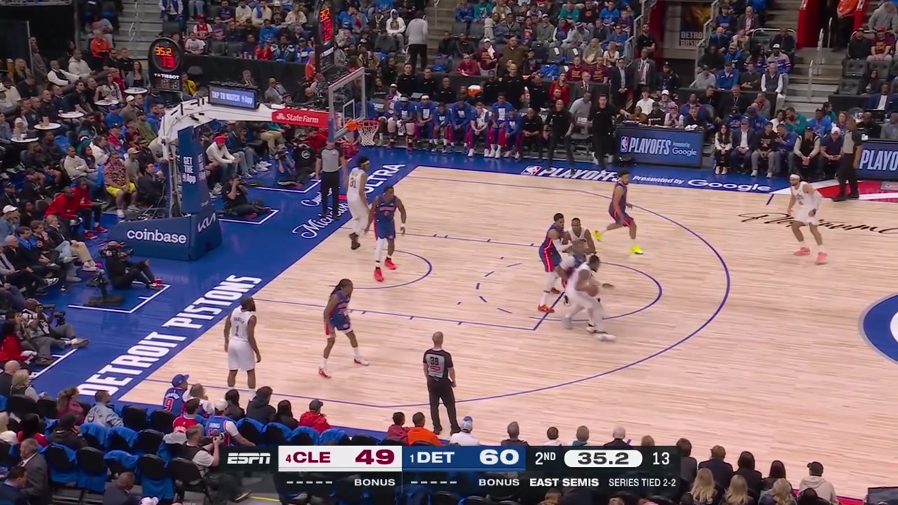 Max Strus his 4th triple of the 1st half