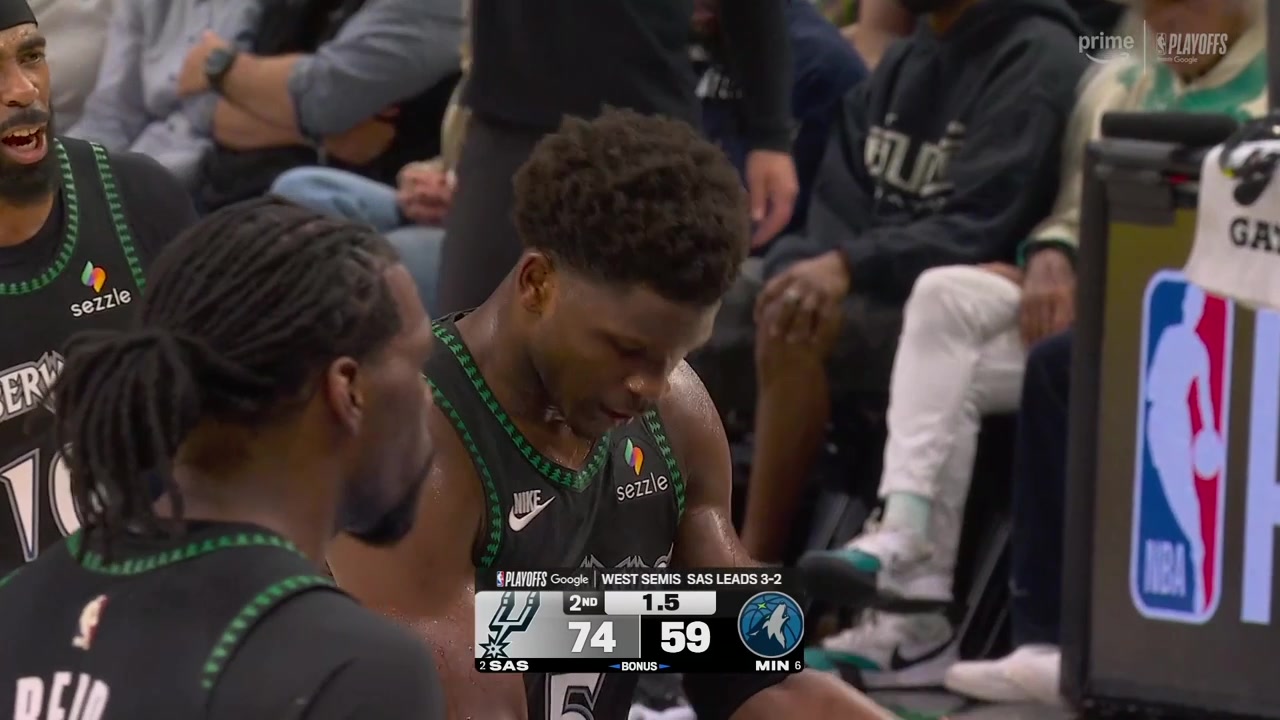 Naz Reid ends the first half with a tip in off Ant's FT miss