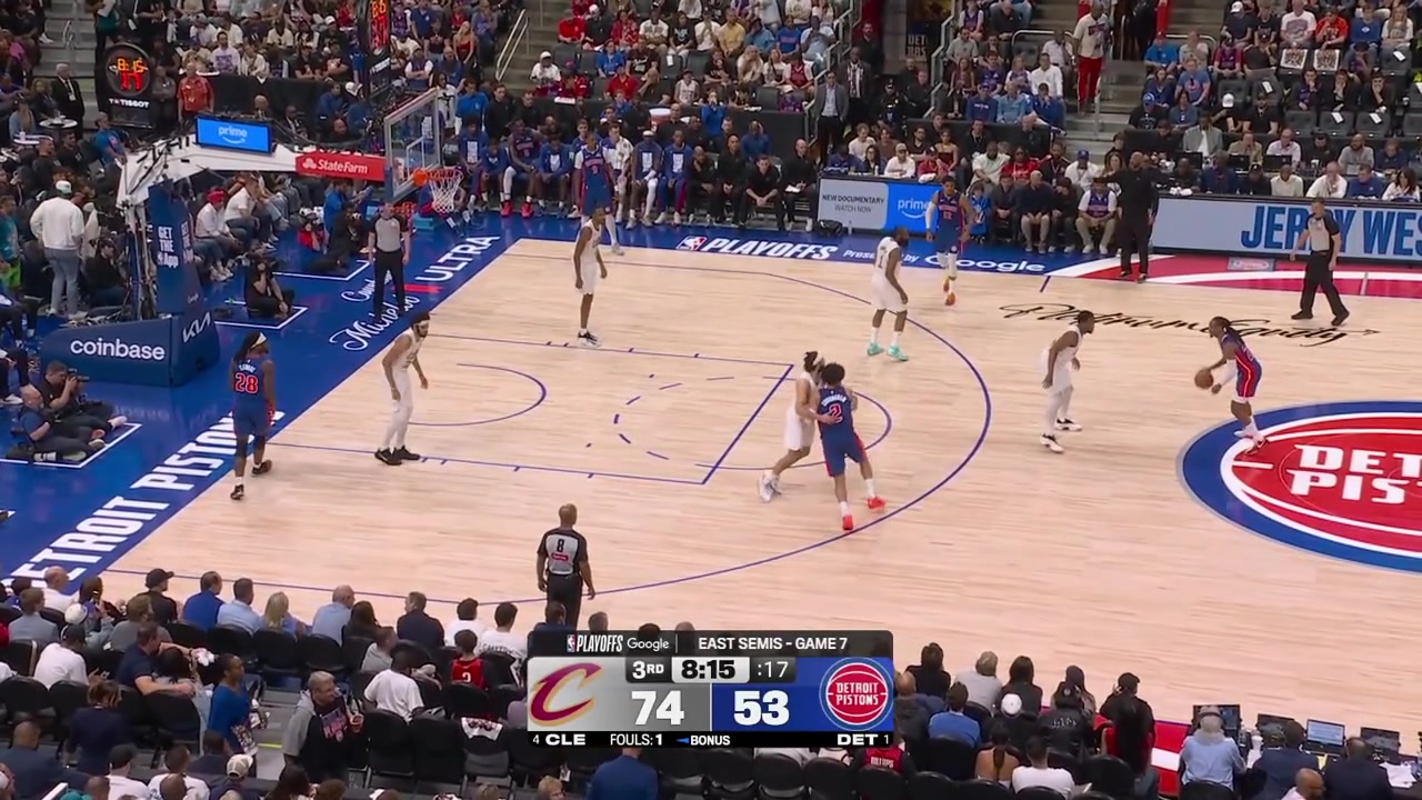 Lowlight Ausar Thompson horribly air balls the wide open corner 3