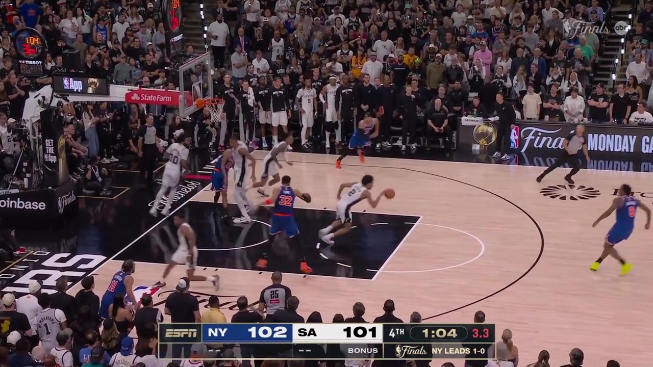 Victor Wembanyama scores the clutch And-1 layup to give the Spurs the lead with replays
