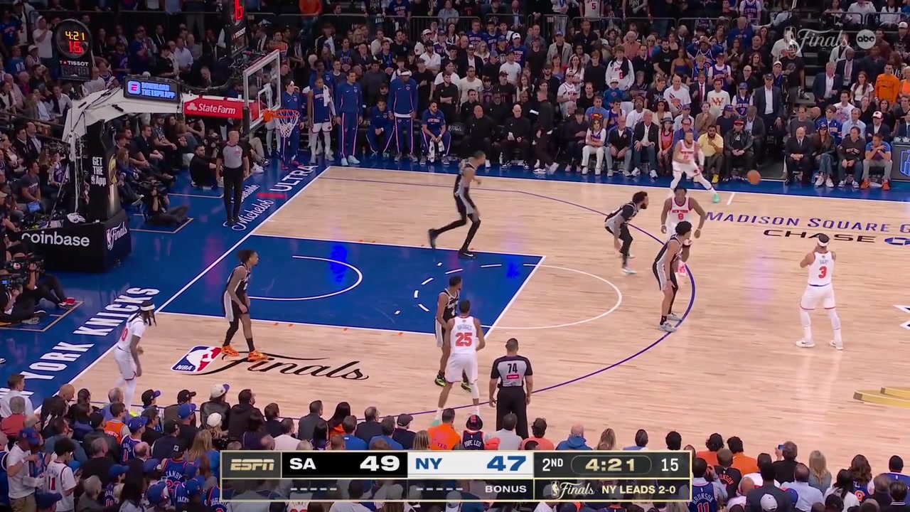 Jalen Brunson hits the 3-pointer over Victor Wembanyama to give the Knicks their first lead of the night