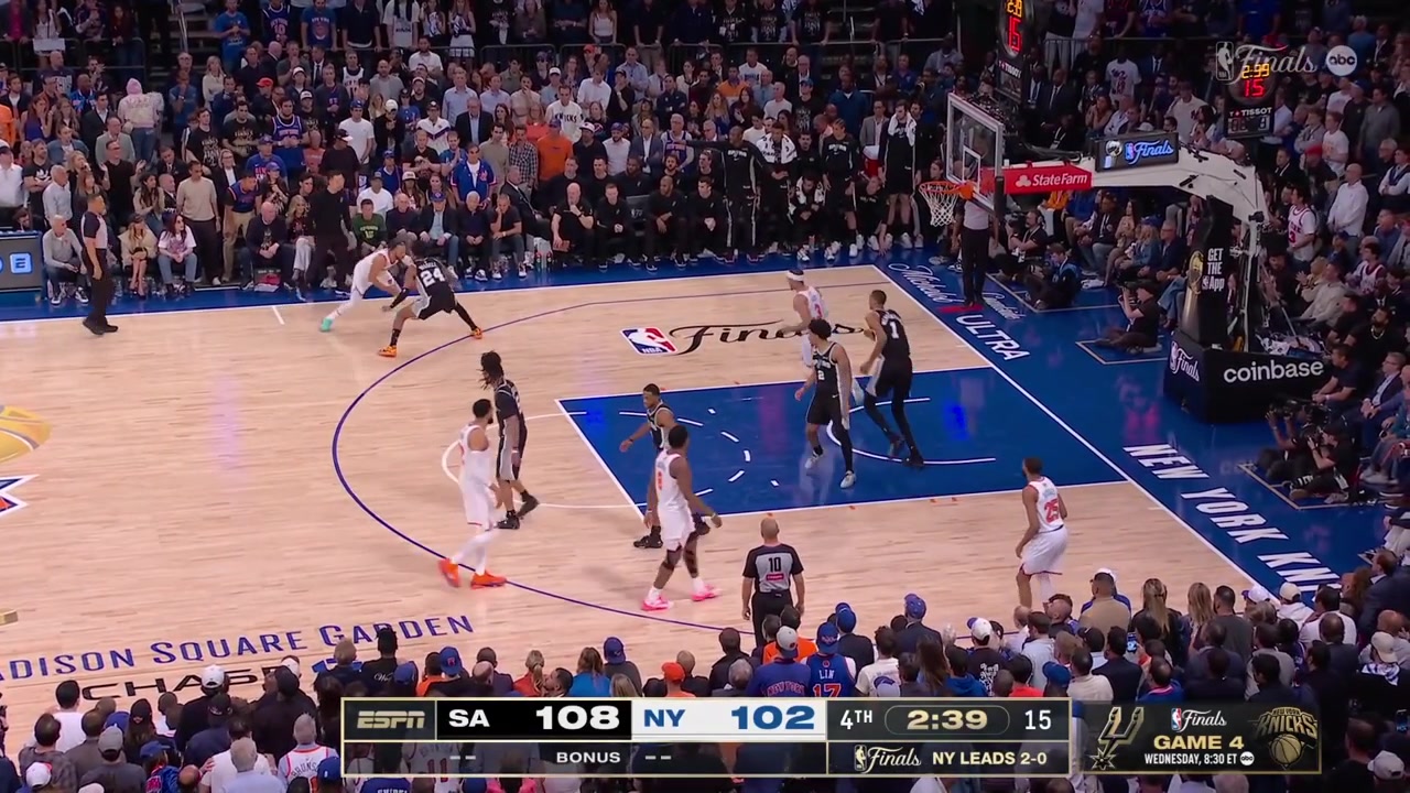 Stephon Castle blocks Jalen Brunson and De'Aaron Fox blocks Karl-Anthony Towns twice under the rim and Jalen Brunson eventually scores the jumper to beat the shot clock off the inbound