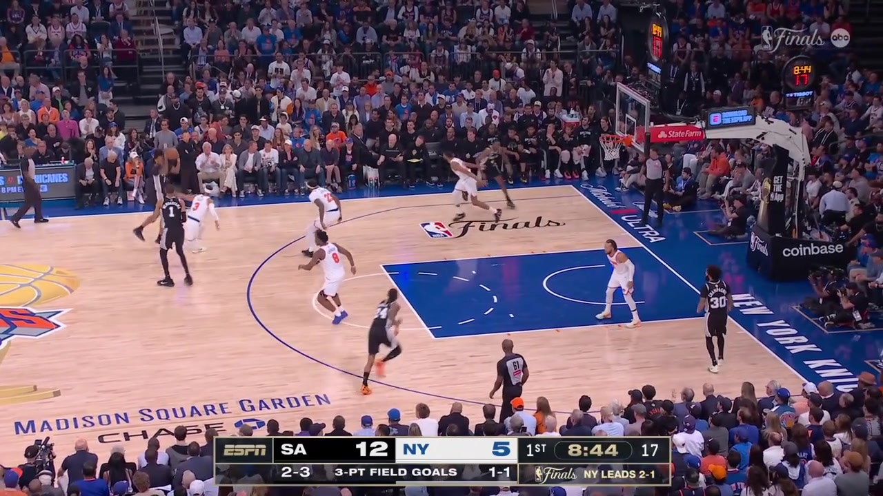 Victor Wembanyama with the beautiful up-and-under finish on Mitchell Robinson with replays