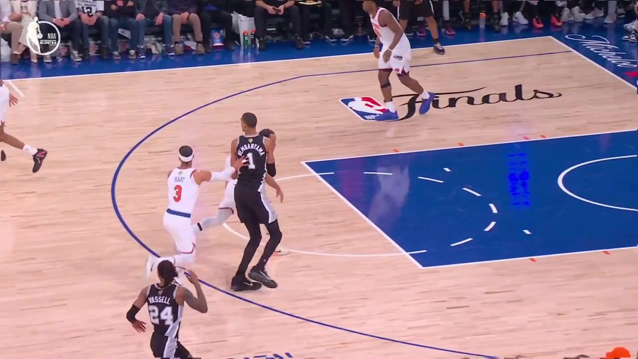 A replay of the Knicks being physical with Victor Wembanyama