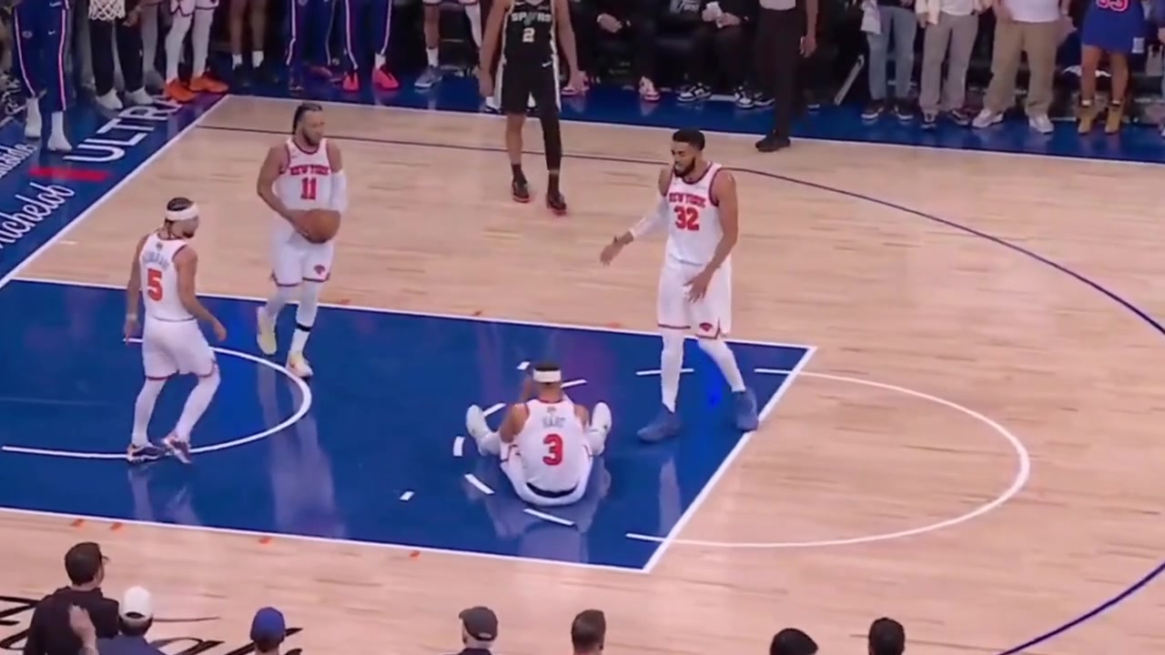 Josh Hart is dejected after his missed layup but Brunson Alavarado and Towns cheer him up