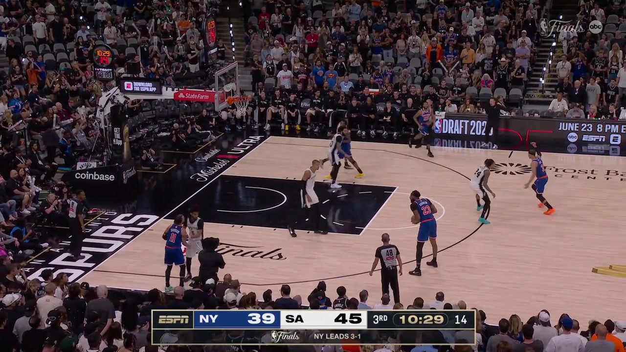Jalen Brunson hits the fadeaway over Stephon Castle to give him 18 points