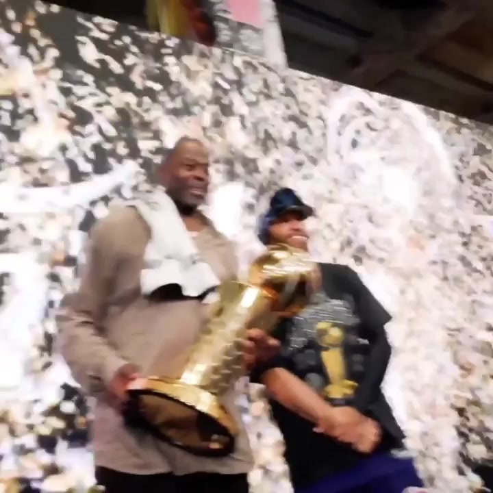 Patrick Ewing lifts the Larry O'Brien trophy