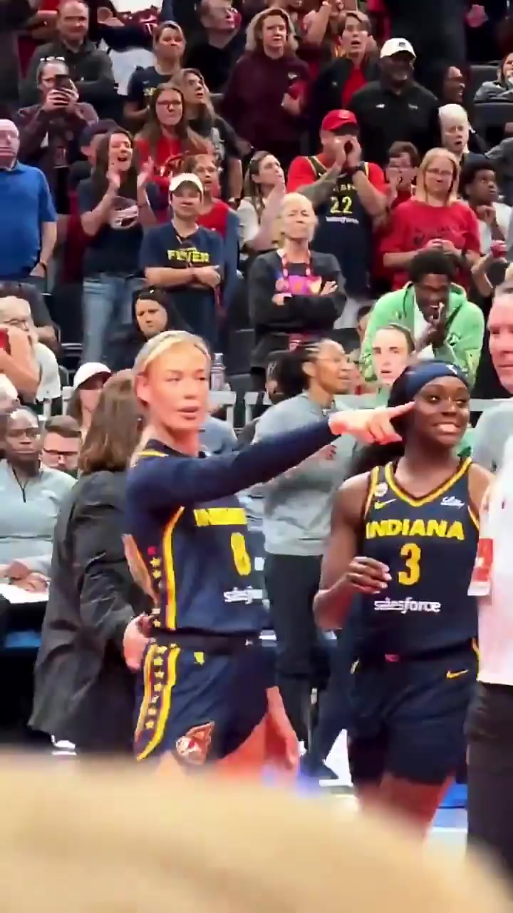 Sophie Cunningham points at DeWanna Bonner for 22 seconds straight