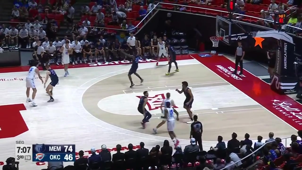 Aday Mara with the beautiful ball fake on Cooper and the powerful lefty dunk with a replay