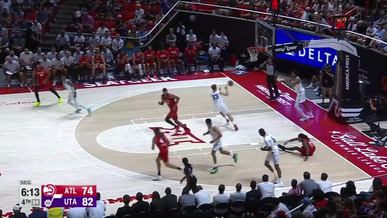 Cody Williams with a nasty poster dunk on Asa Newell with replays