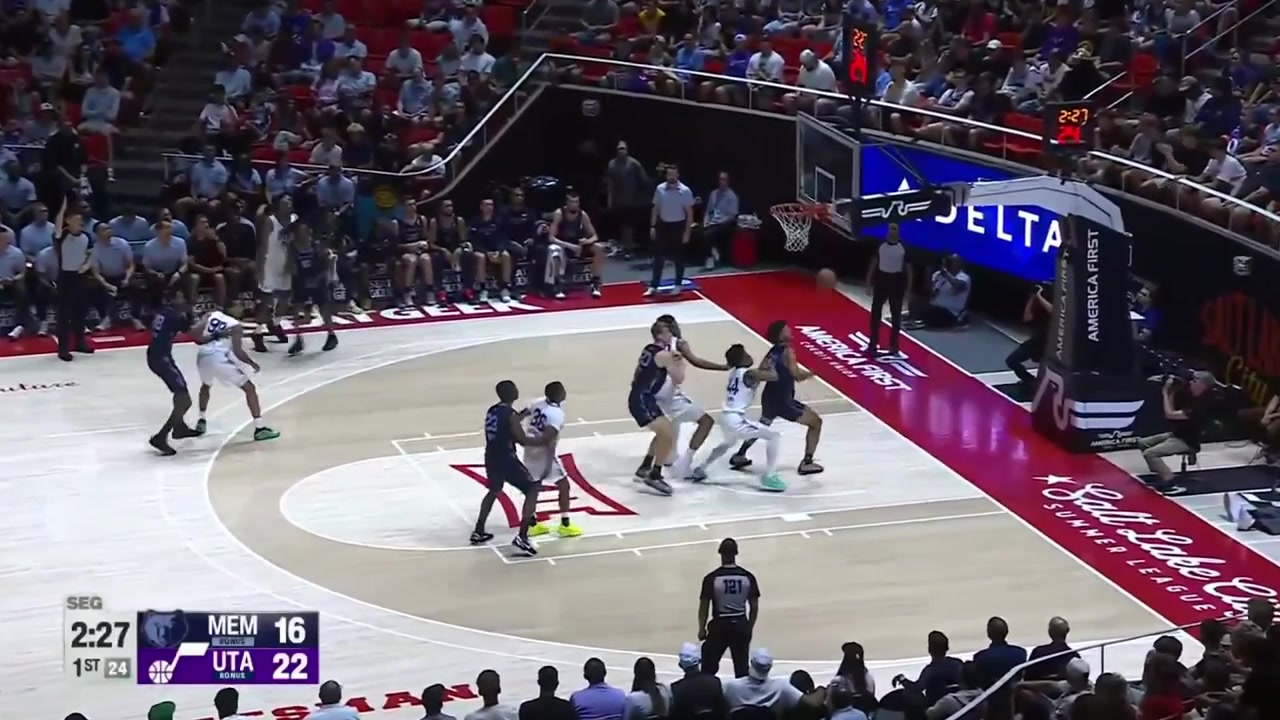 Cameron Boozer plays bully ball with two defenders for the contested layup