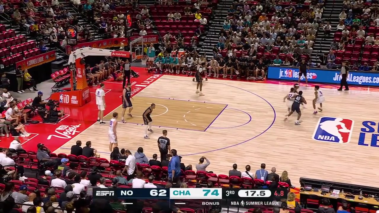 Kobe Bufkin rattles in the buzzer-beater 3 to end the 3rd quarter off a bucket by Hannes Steinbach at the other end with a replay