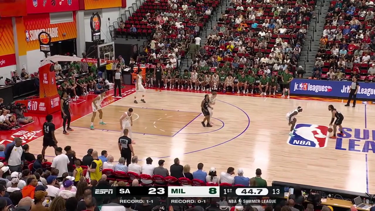 5'9'' Zakai Zeigler tries to hold Kasparas Jakuionis for the pick roll with 6'0'' RJ Davis gets called for the foul with a replay