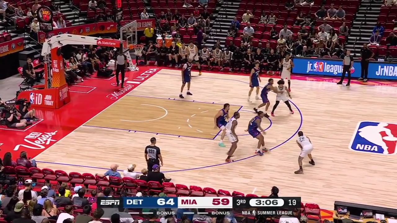 Tre Donalson with the nice move the spin drive sends two Pistons players flying in the air and finds Ezra Ausar for the easy cutting dunk with replays