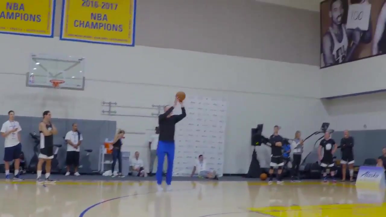 54-year-old Warriors legend Chris Mullin beats Kevin Durant in a 3-point shootout in 2017